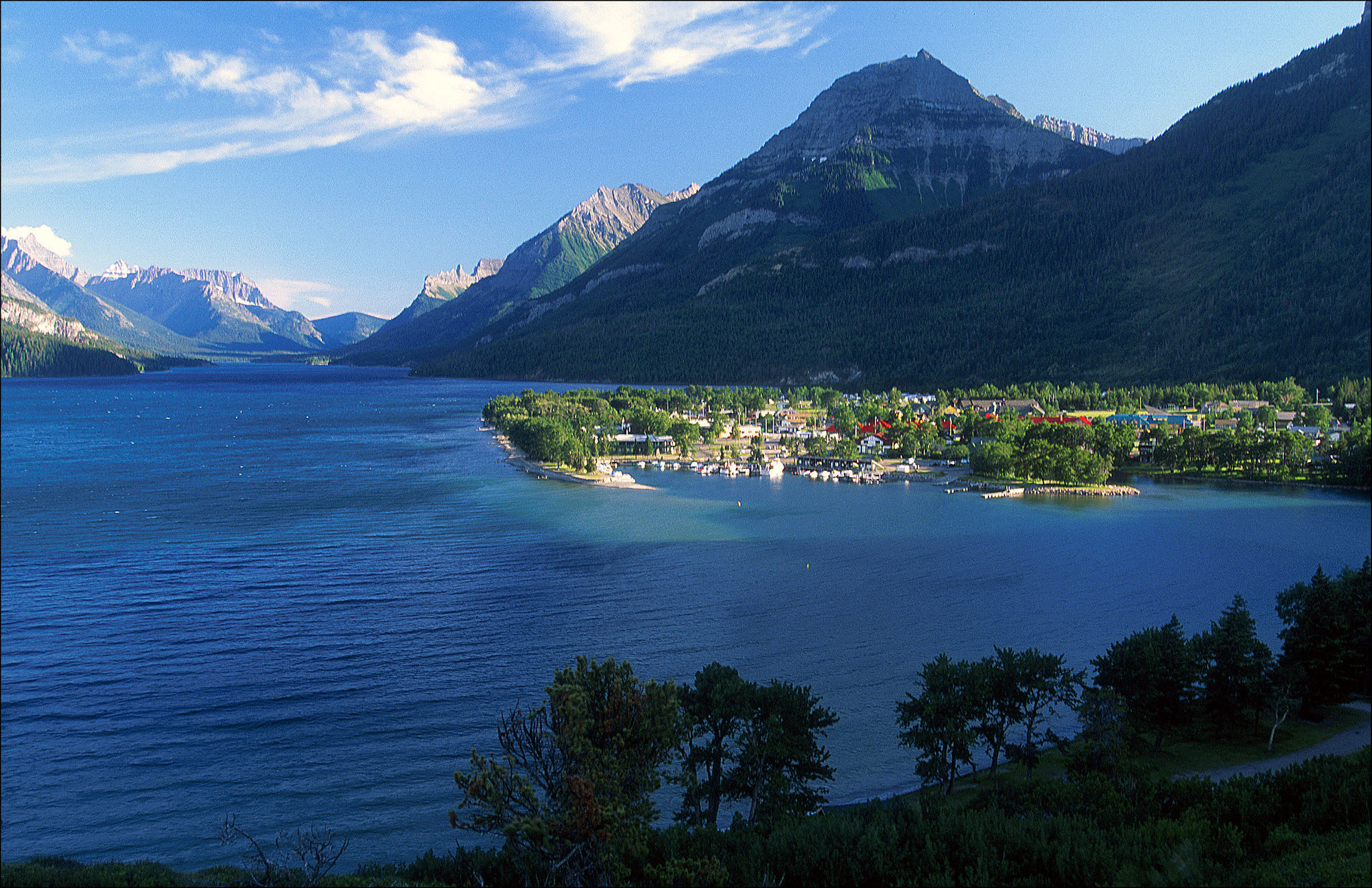 Waterton Glacier Suites Exterior foto